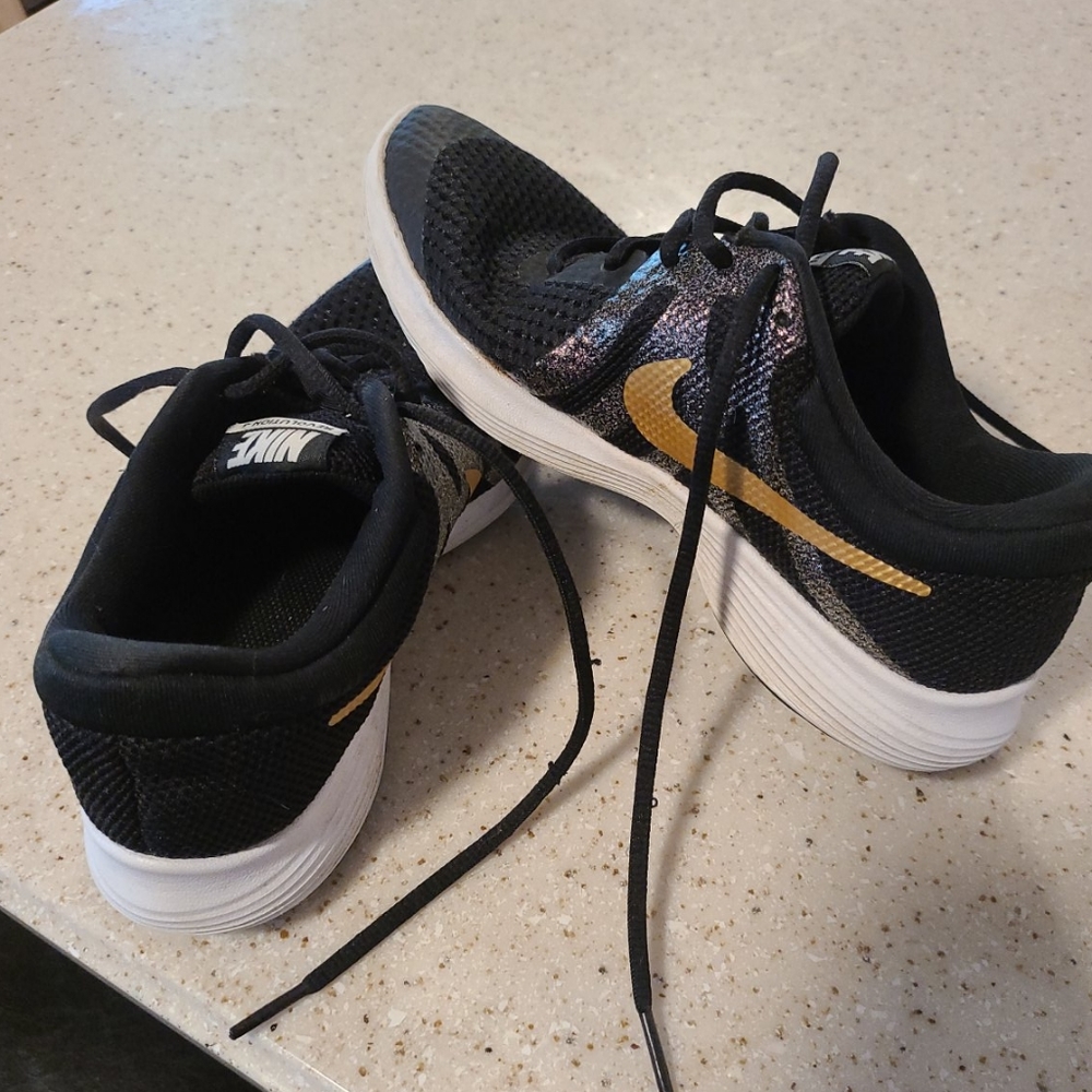 Nike girls size 5, women's size 7 Revolution 4 sneakers 👟